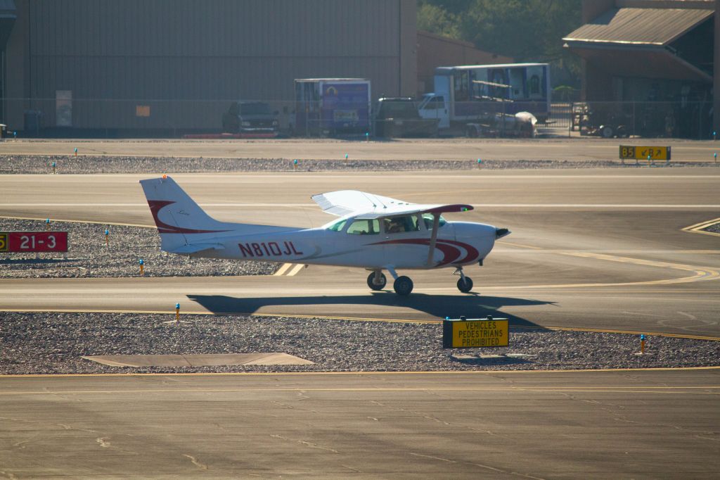 N810JL Cessna 172P taxiing at Glendale Airport